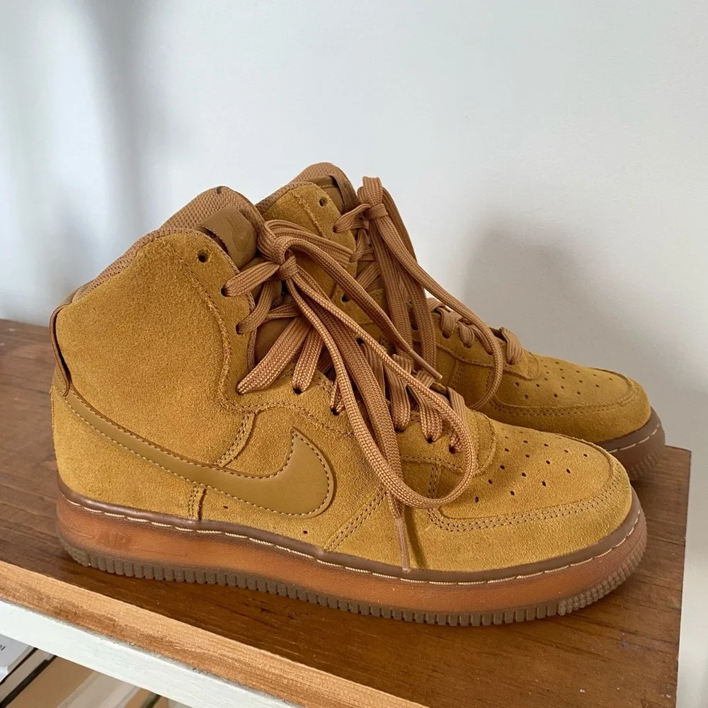 Nike kids suede Air Force 1 sneakers in Wheat size 5Y - Picture 1 of 9